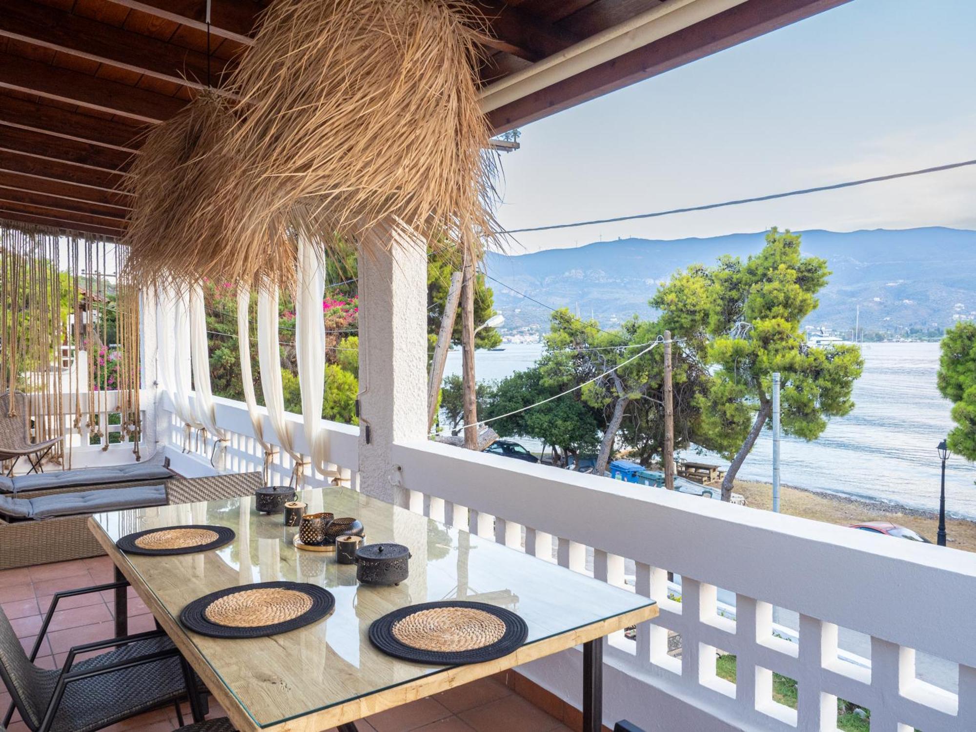 Seaview Apartment - Poros Relaxing Beachfront Flat Poros Town Exterior photo