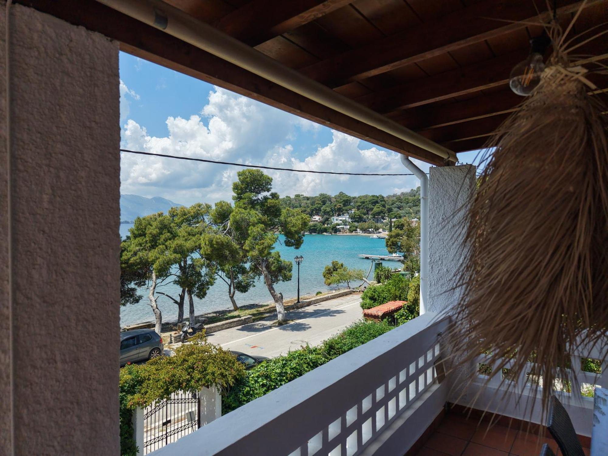 Seaview Apartment - Poros Relaxing Beachfront Flat Poros Town Exterior photo