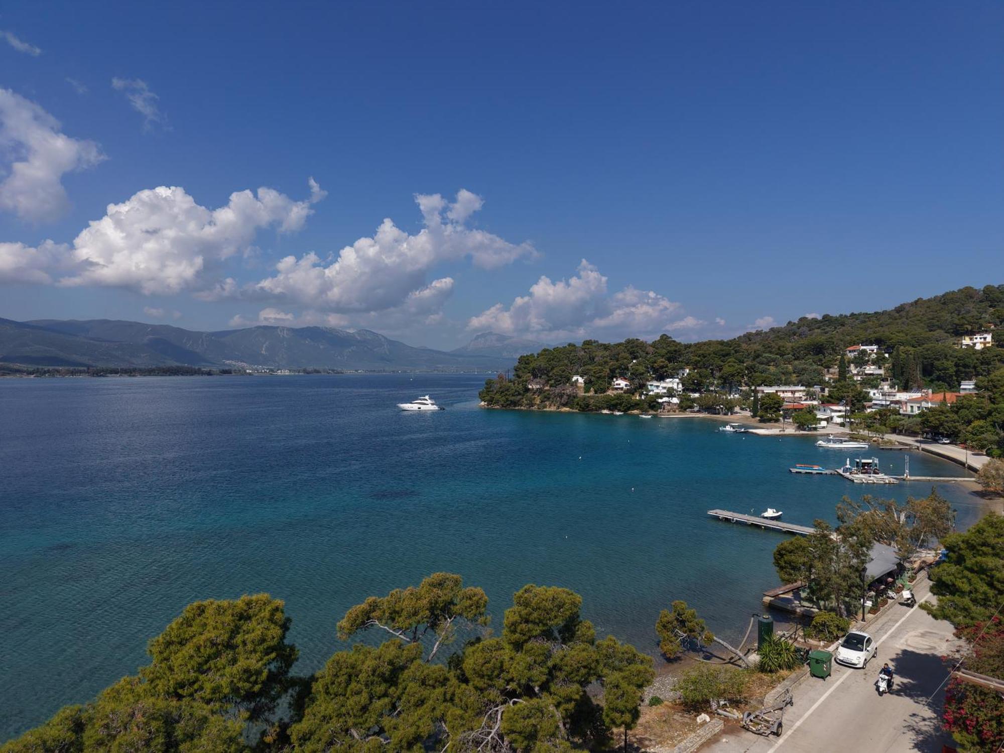 Seaview Apartment - Poros Relaxing Beachfront Flat Poros Town Exterior photo